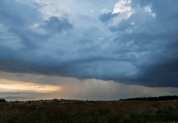 Do Česka dorazí silné deště i bouřky. 