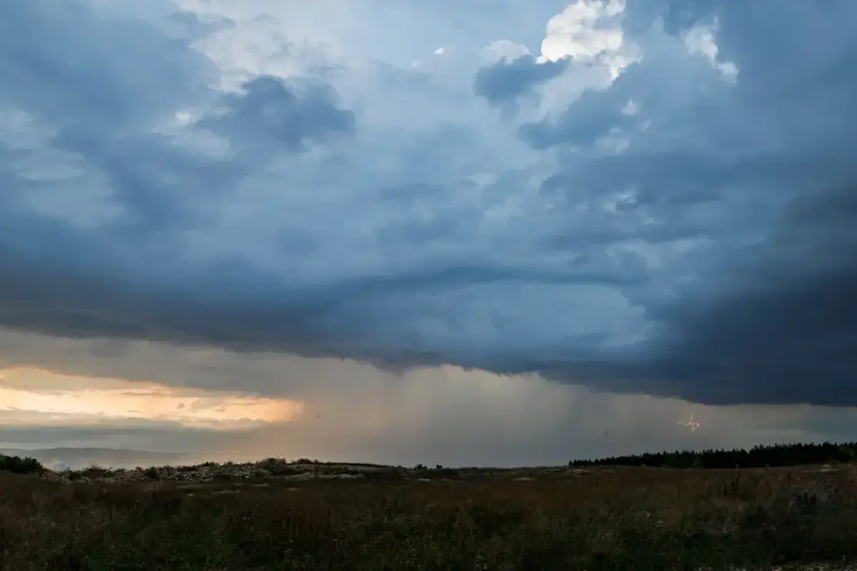 Do Česka dorazí silné deště i bouřky. 
