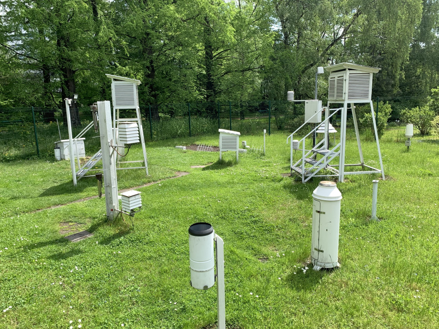 Moderní meteorologické stanice dokážou kromě teploty a srážek sledovat i kvalitu ovzduší či vlhkost půdy.