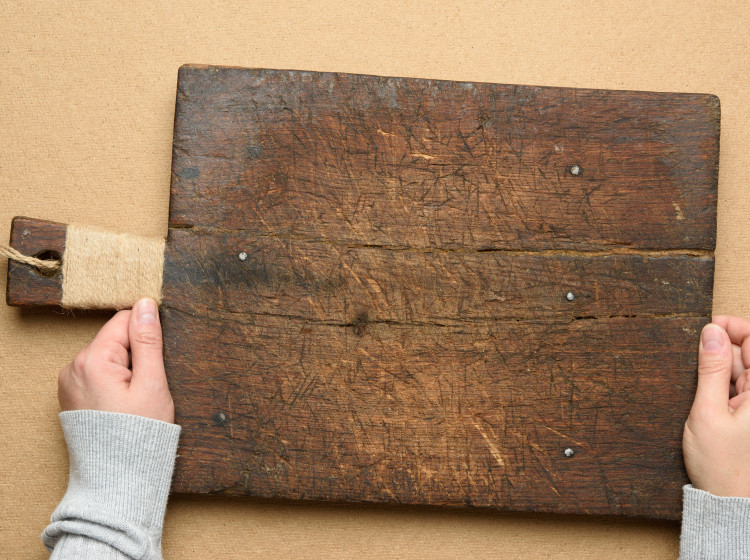 Zašlé dřevěné prkénko s odérem nemusíte hned vyhodit. Zašlé dřevěné prkénko s odérem nemusíte hned vyhodit.