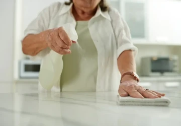 Úklid během hlídání může působit jako dar i jako tichá výčitka