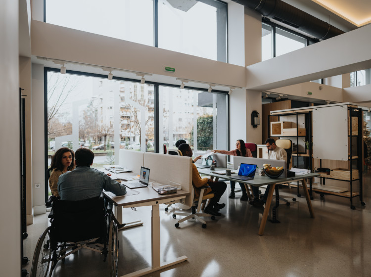Výplata je v Česku nejčastěji vyplácena převodem na účet, takže i krátké zpoždění je ihned viditelné.