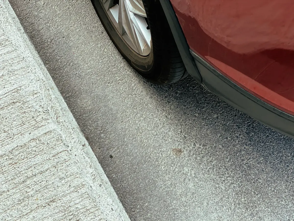 Muž nemůže kvůli špatnému sklonu chodníku autem najet do garáže