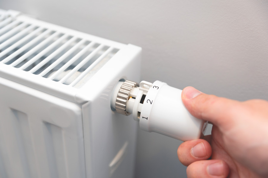 Teploty nad 23 °C často snižují vlhkost pod 30 % a dráždí sliznice.