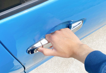 Podvodníci našli nový trik, jak se dostat do vašeho auta a ukrást ho Podvodníci našli nový trik, jak se dostat do vašeho auta a ukrást ho