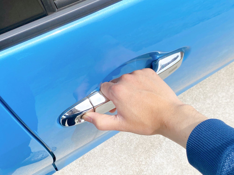 Podvodníci našli nový trik, jak se dostat do vašeho auta a ukrást ho Podvodníci našli nový trik, jak se dostat do vašeho auta a ukrást ho