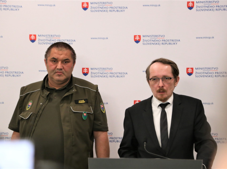 Strážce přírody Miroslav Martinka (vlevo) a tajemník MŽP Juraj Smatana