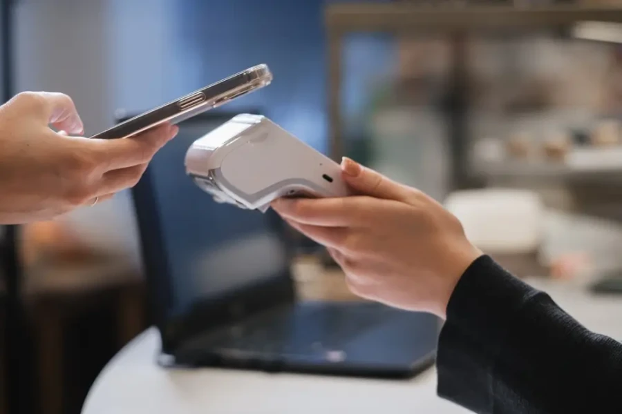 Dnes už častěji platíme kartou než penězi