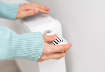 Tento trik mimo jiné zabrání ztrátám tepla u radiátorů stojících pod okny. Tento trik mimo jiné zabrání ztrátám tepla u radiátorů stojících pod okny.