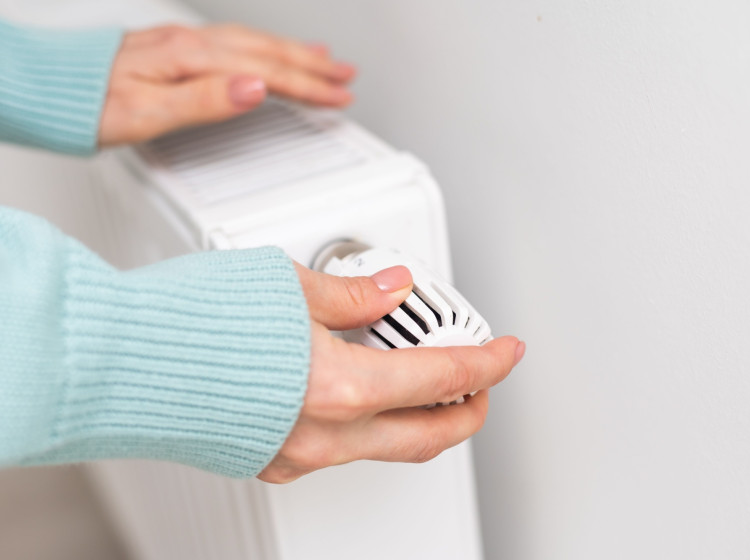 Tento trik mimo jiné zabrání ztrátám tepla u radiátorů stojících pod okny.