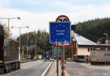 Časové pásmo ovlivňuje pracovní režimy, školní rozvrhy i ekonomické aktivity.