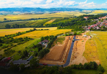 Orná půda ustupuje dopravní a energetické infrastruktuře.