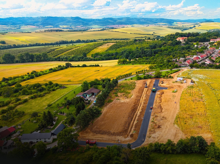 Orná půda ustupuje dopravní a energetické infrastruktuře.