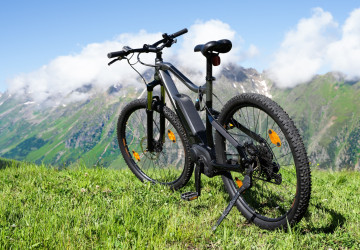 Kvalitní elektrokola zvládnou i náročný terén. 