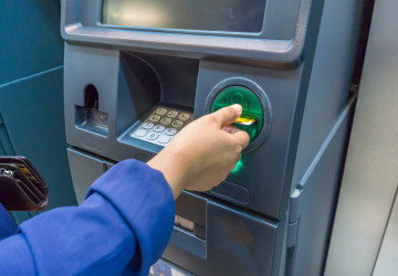 Banky v Česku spravují více než 5 000 bankomatů, jejichž provoz a údržba stojí ročně miliardy korun.