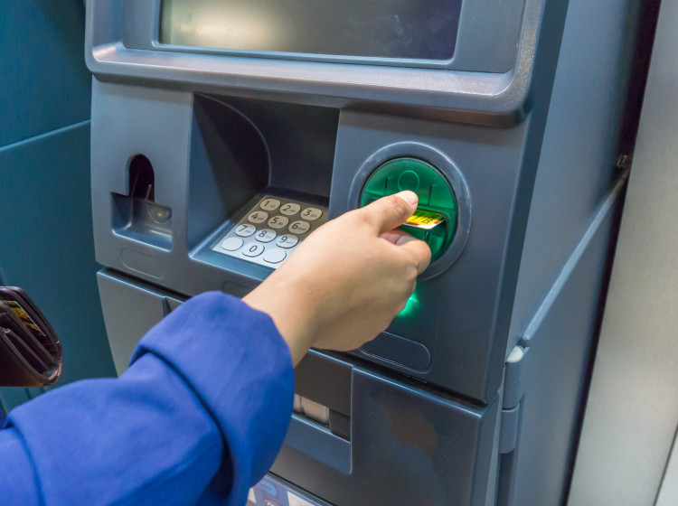 Banky v Česku spravují více než 5 000 bankomatů, jejichž provoz a údržba stojí ročně miliardy korun.