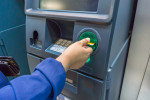Banky v Česku spravují více než 5 000 bankomatů, jejichž provoz a údržba stojí ročně miliardy korun.