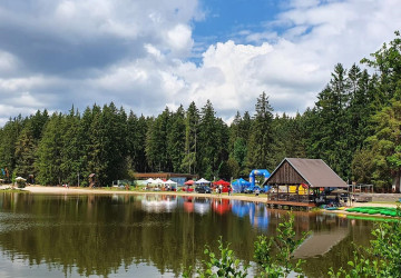 V Česku se nachází půvabné koupaliště s písečnou pláží, které není tak známé.