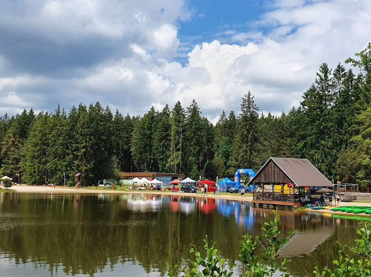 V Česku se nachází půvabné koupaliště s písečnou pláží, které není tak známé.