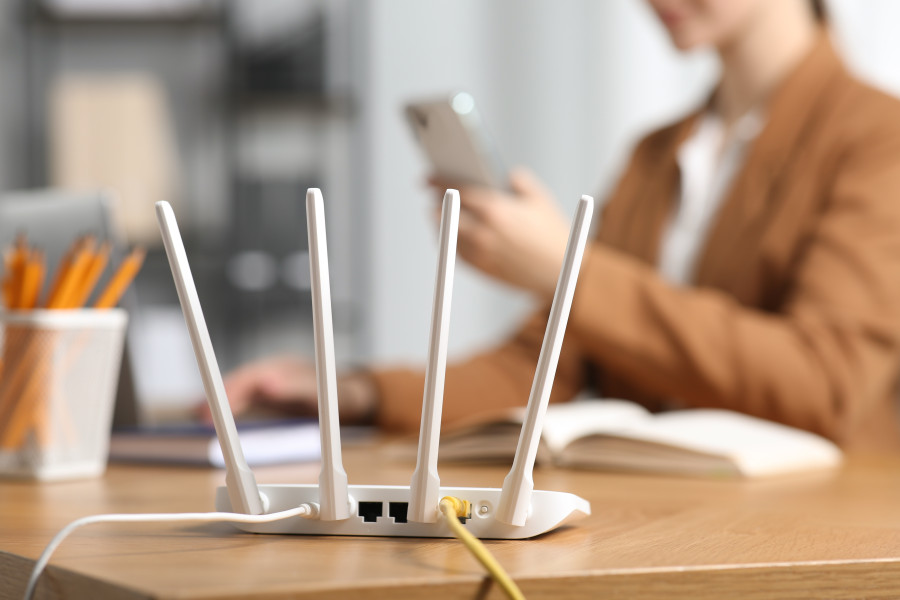 Mít router v pracovně samozřejmě lze, jen bychom nedoporučovali jeho umístění přímo na pracovní stůl.