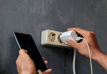 Nabíjíte telefon přes noc? Přečtěte si, jaký vliv to může mít z dlouhodobého hlediska.