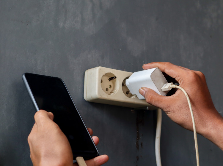 Nabíjíte telefon přes noc? Přečtěte si, jaký vliv to může mít z dlouhodobého hlediska.