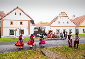 Každodenní řeč lidí na přelomu 19. a 20. století byla směsicí češtiny, němčiny i lokálních nářečí.