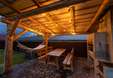 Teakové dřevo je ceněné pro odolnost, pevnost a trvalost.