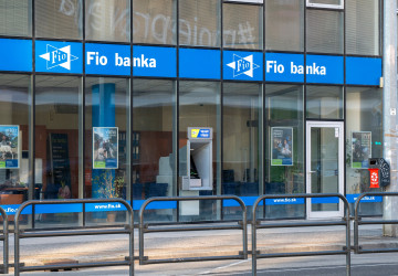 Fio banka dnes v noci na 30 minut omezí své služby.