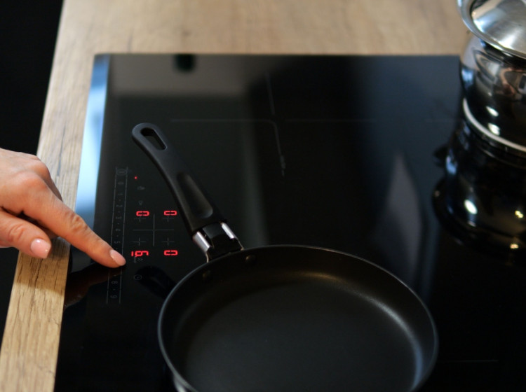 Vaření na indukční desce je úsporné, dokud ji používáte správně.