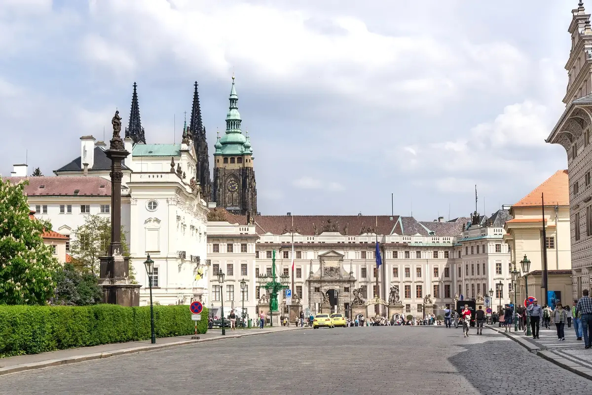 Na Pražském hradě nabízejí práci za 70 tisíc měsíčně