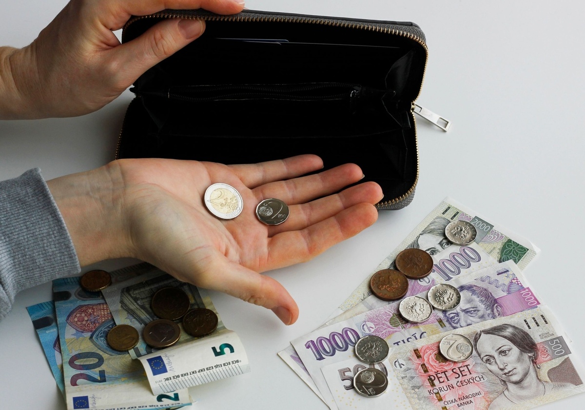 Mnoho českých rodin má problém ušetřit větší částku. 