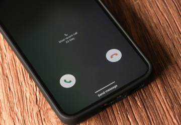 Telefonní podvody v Česku nabírají na efektivitě a umí přesvědčit i zkušené uživatele.