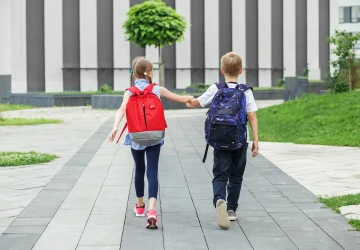 Mimo učení a svačiny by měli školáci nosit v batohu i další užitečné věci.