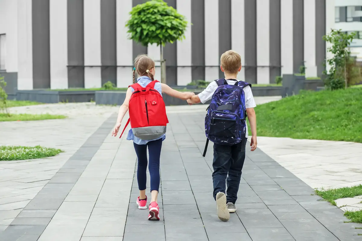 Mimo učení a svačiny by měli školáci nosit v batohu i další užitečné věci.