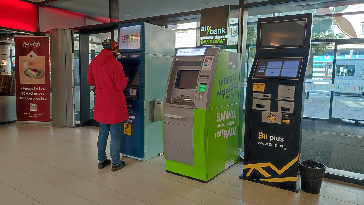 Výběr z bankomatu přináší hned několik změn, připravte se na ně