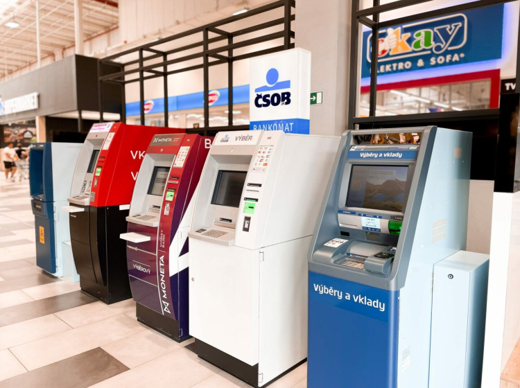 Výběry z bankomatů v posledních měsících prošly změnou.