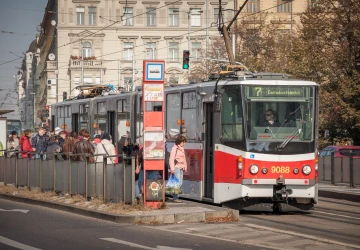 Osoby ve finanční nouzi mohou v několika městech v ČR jezdit levněji. 