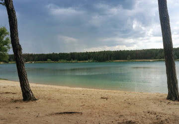 Jezero Lhota se nachází poblíž Prahy.