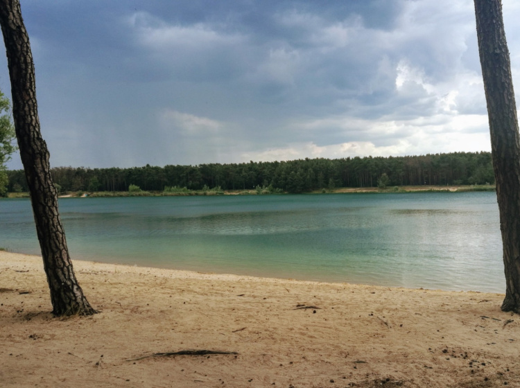 Jezero se nachází poblíž Prahy.
