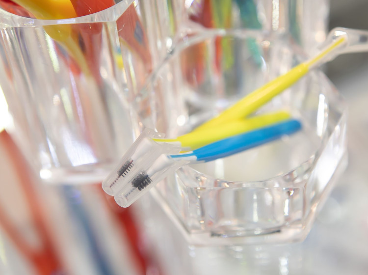 Mezizubní kartáčky by měly být součástí čistící rutiny