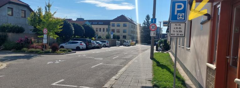 Malý obrázek pod velkým P symbolizuje parkovací kotouč. Při příjezdu musíte označit hodinu příjezdu a dát ho viditelně za čelní sklo.