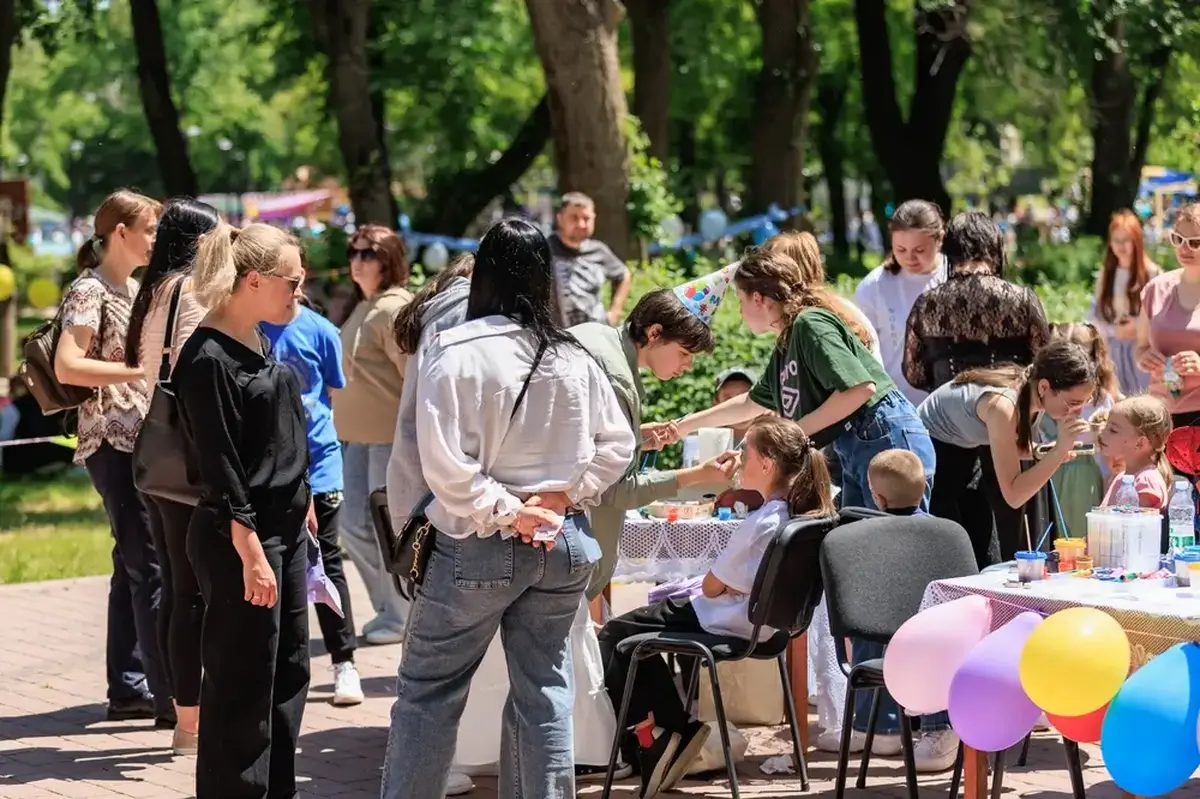 Zábavu, výzdobu i program dnešní dětské oslavy často zajišťuje hned několik placených dodavatelů najednou