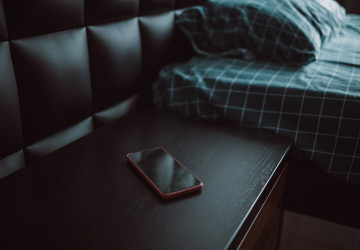Pozor na umístění telefonu při spánku, rizikové může být i nabíjení.