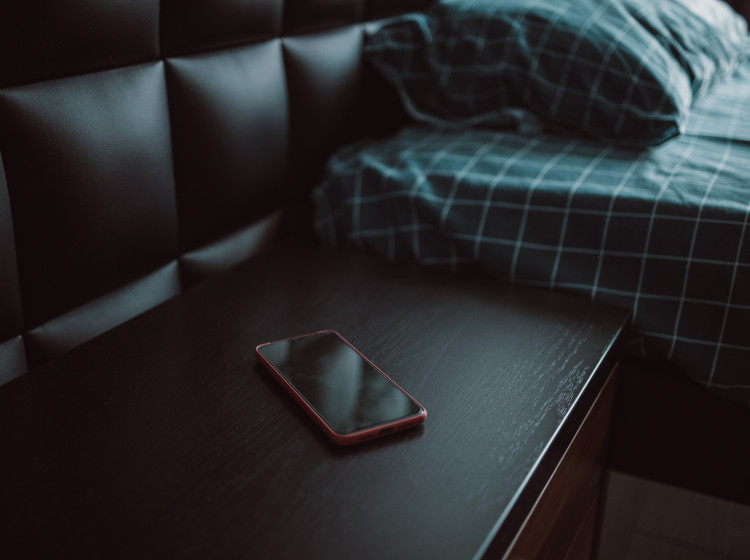Pozor na umístění telefonu při spánku, rizikové může být i nabíjení.