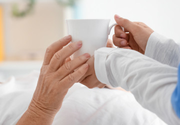 Nemohoucí senior může čerpat příspěvek na péči až ve výši 27 000 Kč Nemohoucí senior může čerpat příspěvek na péči až ve výši 27 000 Kč