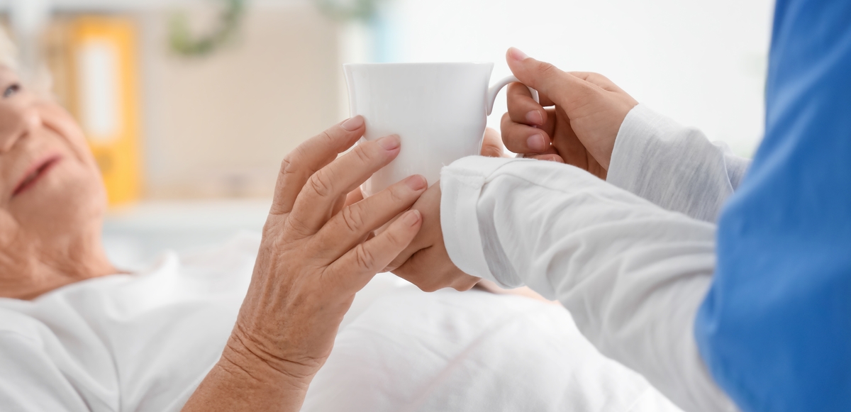Nemohoucí senior může čerpat příspěvek na péči až ve výši 27 000 Kč