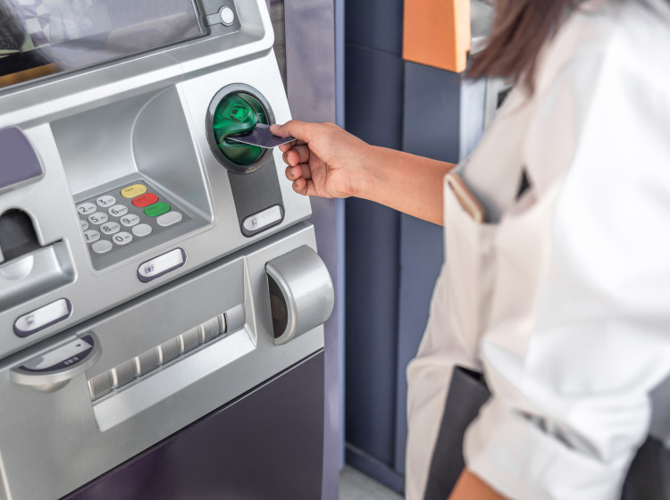 Skryté limity výběrů: Proč vás bankomat může zaskočit Skryté limity výběrů: Proč vás bankomat může zaskočit