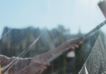 Zůstávají vám šmouhy na oknech? Zkuste to švédským způsobem