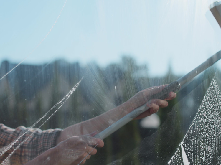 Zůstávají vám šmouhy na oknech? Zkuste to švédským způsobem Zůstávají vám šmouhy na oknech? Zkuste to švédským způsobem